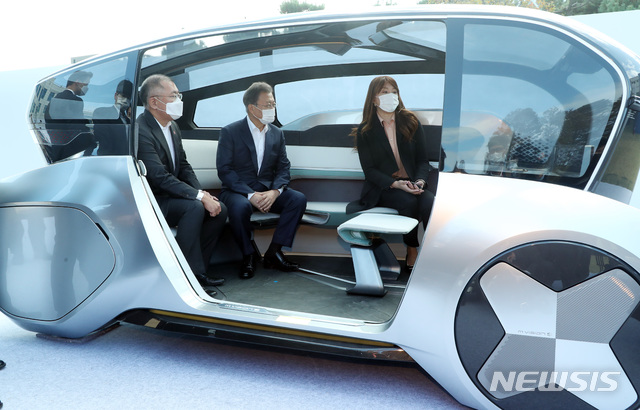 [울산=뉴시스]박영태 기자 = 문재인 대통령이 한국판 뉴딜 친환경 미래차 현장방문 일환으로 30일 오전 울산광역시 북구 현대자동차 울산공장을 방문, 미래차 전략 토크쇼를 마친 후 전시되어 있는 미래차를 관람 중 현대모비스의 M.비전S를 정의선 회장과 함께 시승하고 있다. 2020.10.30. since1999@newsis.com