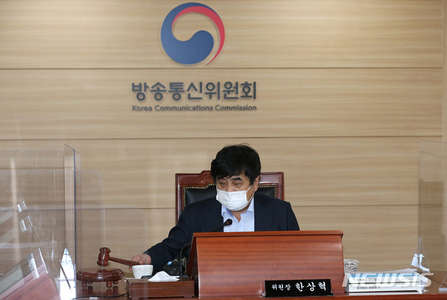 [서울=뉴시스]이윤청 기자 = 방송통신위원회는 30일 전체회의를 열고 자본금을 불법 충당해 방송법을 위반한 MBN에 대해 6개월 업무정지 및 이 기간 방송 전부를 중지하는 내용의 행정처분을 의결했다. 한상혁 방송통신위원회 위원장이 30일 열린 전체회의에서 의사봉을 두드리고 있다. (사진=방송통신위원회 제공) 2020.10.30. photo@newsis.com
