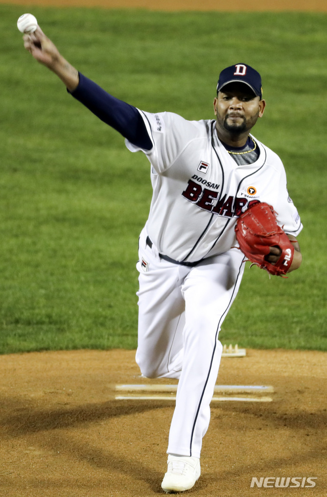 [서울=뉴시스] 최진석 기자 = 30일 서울 송파구 잠실야구장에서 열린 '2020 신한은행 SOL KBO리그' 키움 히어로즈와 두산 베어스의 시즌 최종전 경기, 1회초 두산 선발투수 알칸타라가 역투하고 있다. 2020.10.30. yjs@newsis.com