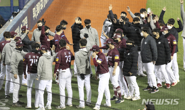 [서울=뉴시스] 최진석 기자 = 30일 서울 송파구 잠실야구장에서 열린 '2020 신한은행 SOL KBO리그' 키움 히어로즈와 두산 베어스의 시즌 최종전 경기에 앞서 키움 히어로즈 선수들이 파이팅을 외치고 있다. 2020.10.30. myjs@newsis.com