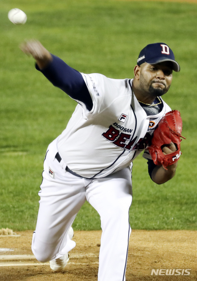 [서울=뉴시스] 최진석 기자 = 30일 서울 송파구 잠실야구장에서 열린 '2020 신한은행 SOL KBO리그' 키움 히어로즈와 두산 베어스의 시즌 최종전 경기, 1회초 두산 선발투수 알칸타라가 역투하고 있다. 2020.10.30.myjs@newsis.com