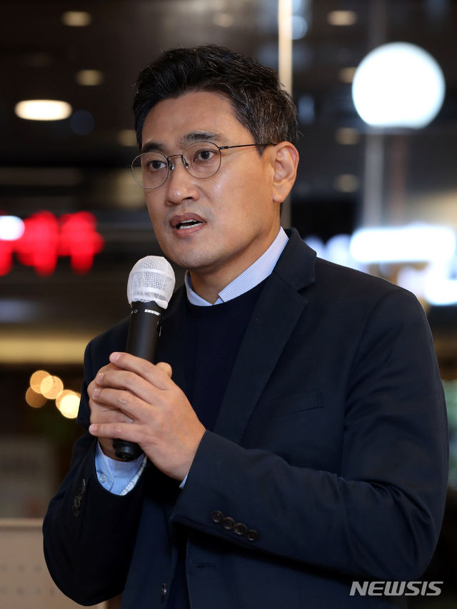 [서울=뉴시스]이윤청 기자 = 오신환 협동조합 하우스(How’s) 이사장이 30일 서울 여의도 정치문화플랫폼 하우스(How’s)에서 최장집 고려대 명예교수의 특강에 앞서 발언하고 있다. 2020.10.30.&nbsp; radiohead@newsis.com