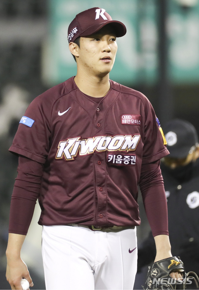 [서울=뉴시스] 최진석 기자 = 30일 서울 송파구 잠실야구장에서 열린 '2020 신한은행 SOL KBO리그' 키움 히어로즈와 두산 베어스의 시즌 최종전 경기, 6회말 2사 1,3루 상황 구원 등판한 키움 안우진이 두산 김재호를 좌익수 플라이 아웃으로 잡은 뒤 더그아웃으로 들어가고 있다. 2020.10.30.myjs@newsis.com