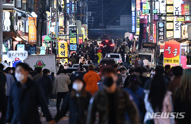 【수원=뉴시스】 김종택기자 = 핼러윈 데이를 하루 앞둔 30일 오후 경기 수원시 팔달구 인계동 유흥밀집거리가 시민들로 북적이고 있다. 2020.10.30. jtk@newsis.com