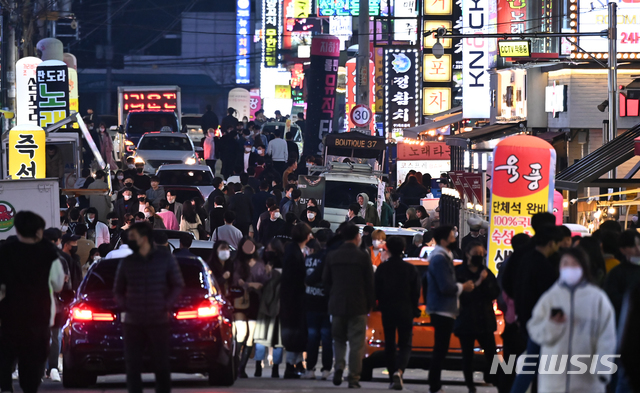 [수원=뉴시스] 김종택기자 = 핼러윈 데이를 하루 앞둔 30일 오후 경기 수원시 팔달구 인계동 유흥밀집거리가 시민들로 북적이고 있다. 2020.10.30. jtk@newsis.com