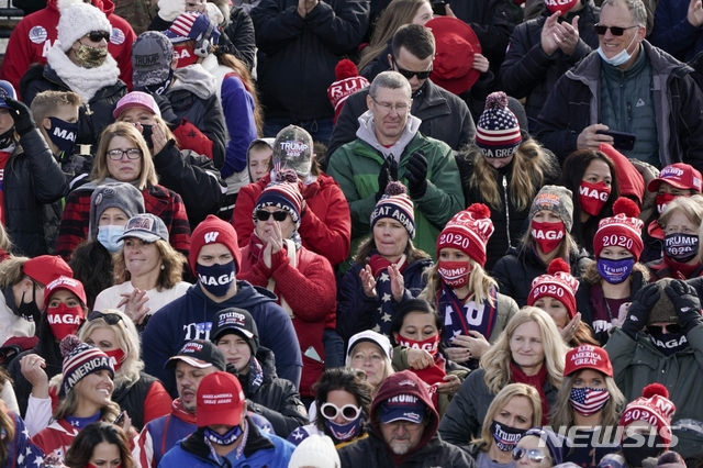 [그린베이=AP/뉴시스] 30일(현지시간0 미국 위스콘신주 그린베이의 오스틴 스트로벨 국제공항에서 도널드 트럼프 지지자들이 트럼프 대통령이 도착하기를 기다리고 있다. 2020.10.31 