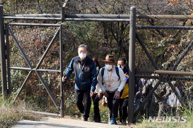 [서울=뉴시스]박영태 기자 = 문재인 대통령이 31일 청와대 뒤편 북악산 북측의 탐방로를 걷고 있다. 1968년 김신조 사건(1·21 사태) 후 일반인의 출입이 제한돼온 북악산 북측 탐방로는 둘레길로 조성돼 다음 날인 1일부터 일반에 개방된다. 2020.10.31. since1999@newsis.com