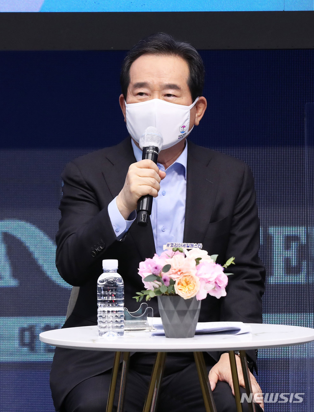 [서울=뉴시스]이윤청 기자 = 정세균 국무총리가 31일 서울 중구 서울시청 서울ON스튜디오에서 열린 2020 코리아세일페스타 개막식에서 축사하고 있다. (사진=코리아세일페스타 추진위원회 제공) 2020.10.31. photo@newsis.com