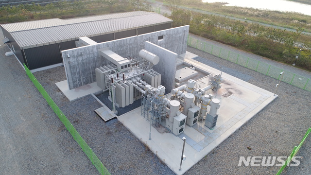 [세종=뉴시스]전남 해남군 산이면 구성리 일원에 위치한 '솔라시도 태양광발전소' 내 154㎸ 변전소. (사진=에너지정보문화재단 제공)