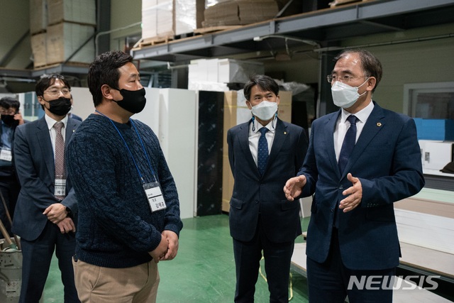 [수원=뉴시스]지난달 30일 이원웅 경기도의원이 포천시 소재 중소기업을 방문해 사업장을 둘러보고 있다.(경기신보 제공)