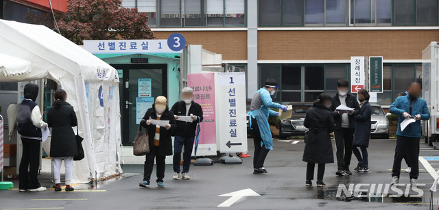 [서울=뉴시스]  1일 오전 서울 중구 국립중앙의료원 신종 코로나바이러스 감염증(코로나19) 선별진료소에서 출국 예정자들과 시민들이 검사 등을 기다리고 있다. 2020.11.01.  chocrystal@newsis.com