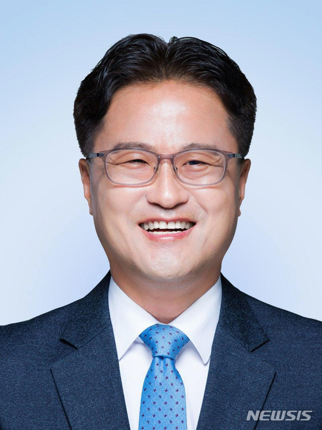 [서울=뉴시스] 문재인 대통령은 1일 조달청장에 김정우 전 더불어민주당 의원을 내정했다. (사진=청와대 제공) 2020.11.01. photo@newsis.com
