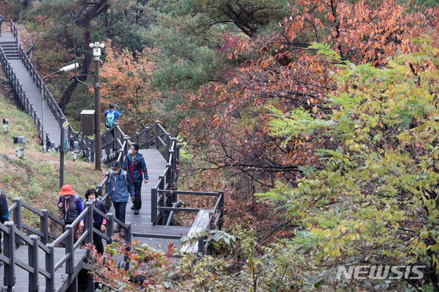 [서울=뉴시스] 고승민 기자 = 2020년 11월1일 북악산 곡장전망대 인근 둘레길을 찾은 시민들이 가을 정취를 만끽하고 있는 모습.  2020.11.01. kkssmm99@newsis.com