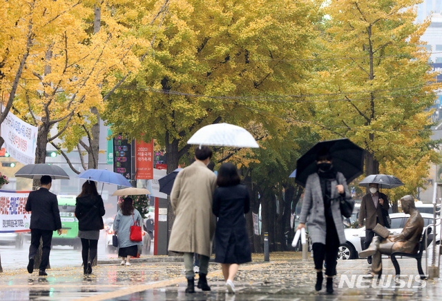 [서울=뉴시스] 조수정 기자 = 지난 1일 서울 종로구 광화문 인근에서 시민들이 우산을 쓰고 낙엽길을 걷고 있다. 2020.11.01.  chocrystal@newsis.com