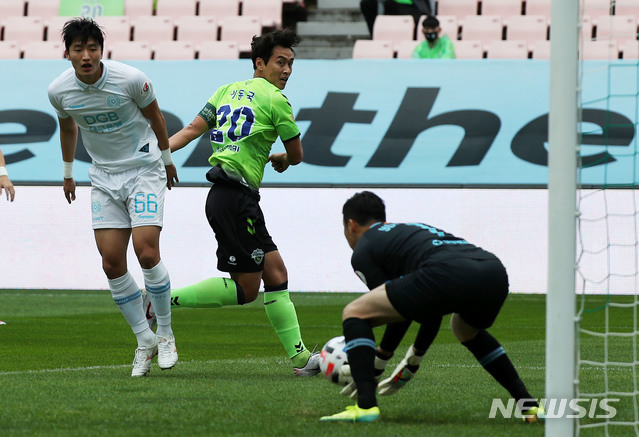 [전주=뉴시스]홍효식 기자 = 1일 오후 전북 전주시 덕진구 전주월드컵경기장에서 열린 K리그 전북 현대모터스와 대구 FC의 경기, 전북 이동국이 헤딩 후 골을 바라보고 있다. 2020.11.01. yesphoto@newsis.com