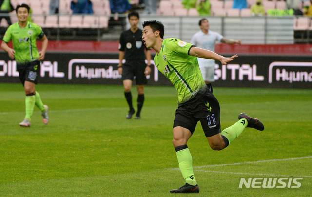 [전주=뉴시스] 김얼 기자 = 하나원큐 K리그1 전북 현대모터스와 대구 FC 경기가 열린 1일 전북 전주시 전주월드컵경기장에서 전북 현대모터스 조규성 선수가 세레머니를 하고 있다. 2020.11.01.pmkeul@newsis.com