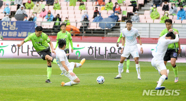 [전주=뉴시스] 김얼 기자 = 하나원큐 K리그1 전북 현대모터스와 대구 FC 경기가 열린 1일 전북 전주시 전주월드컵경기장에서 전북 현대모터스 조규성 선수가 슛을 시도하고 있다. 2020.11.01.pmkeul@newsis.com