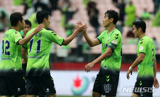 [전주=뉴시스]홍효식 기자 = 1일 오후 전북 전주시 덕진구 전주월드컵경기장에서 열린 K리그 전북 현대모터스와 대구 FC의 경기, 전북 조규성이 멀티골을 넣고 이동국과 하이파이브를 하고 있다. 2020.11.01. yesphoto@newsis.com
