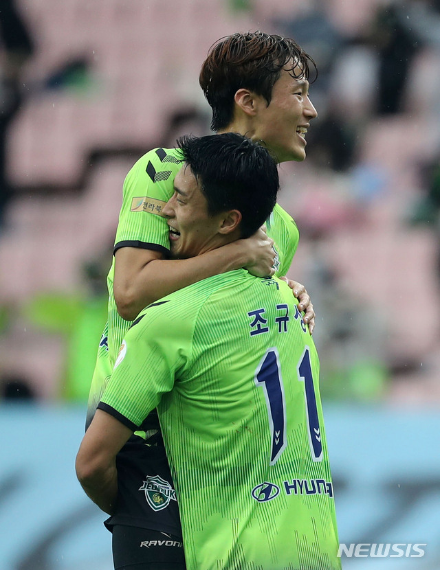 [전주=뉴시스]홍효식 기자 = 1일 오후 전북 전주시 덕진구 전주월드컵경기장에서 열린 K리그 전북 현대모터스와 대구 FC의 경기, 전북 조규성이 멀티골을 넣고 기뻐하고 있다, 2020.11.01. yesphoto@newsis.com