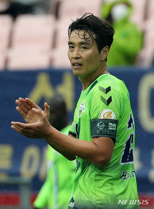 [전주=뉴시스]홍효식 기자 = 1일 오후 전북 전주시 덕진구 전주월드컵경기장에서 열린 K리그 전북 현대모터스와 대구 FC의 경기, 전북 이동국이 박수를 보내고 있다. 2020.11.01. yesphoto@newsis.com