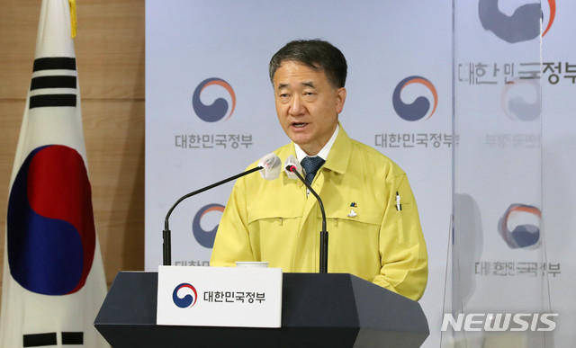 [서울=뉴시스]김병문 기자 = 중앙재난안전대책본부 1차장인 박능후 보건복지부 장관이 1일 오후 서울 종로구 정부서울청사에서 열린 코로나19 중대본 회의 브리핑에 참석해 '사회적 거리두기 단계 격상에 따른 개편 방안'을 발표하고 있다. (공동취재사진) 2020.11.01.&nbsp; photo@newsis.com