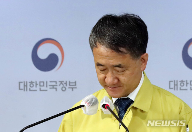 [서울=뉴시스]김병문 기자 = 중앙재난안전대책본부 1차장인 박능후 보건복지부 장관이 1일 오후 서울 종로구 정부서울청사에서 열린 코로나19 중대본 회의 브리핑에 참석해 '사회적 거리두기 단계 격상에 따른 개편 방안'을 발표하고 있다. (공동취재사진) 2020.11.01.&nbsp; photo@newsis.com