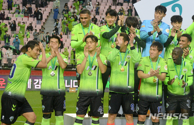 [전주=뉴시스] 김얼 기자 = 전북 현대모터스가 하나원큐 K리그1 2020에서 우승을 차지한 1일 전북 전주시 전주월드컵경기장에서 전북 현대모터스 선수들이 이동국 선수의 입장에 박수를 치고 있다. 2020.11.01.pmkeul@newsis.com