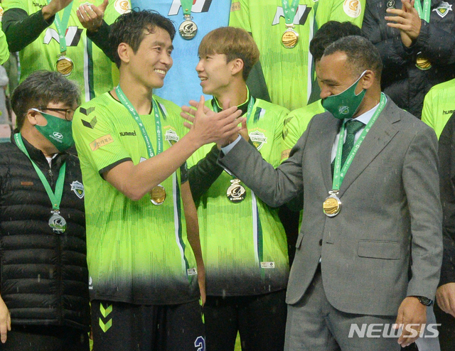 [전주=뉴시스] 김얼 기자 = 전북 현대모터스가 하나원큐 K리그1 2020에서 우승을 차지한 1일 전북 전주시 전주월드컵경기장에서 전북 현대모터스 조세 모라이스 감독과 이동국 선수가 손바닥을 마주치고 있다. 2020.11.01.pmkeul@newsis.com