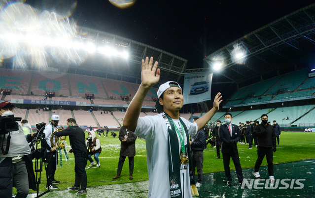 [전주=뉴시스] 김얼 기자 = 전북 현대모터스가 하나원큐 K리그1 2020에서 우승을 차지한 1일 전북 전주시 전주월드컵경기장에서 전북 현대모터스 이동국 선수가 마지막으로 경기장을 나서며 인사를 하고 있다. 2020.11.01.pmkeul@newsis.com