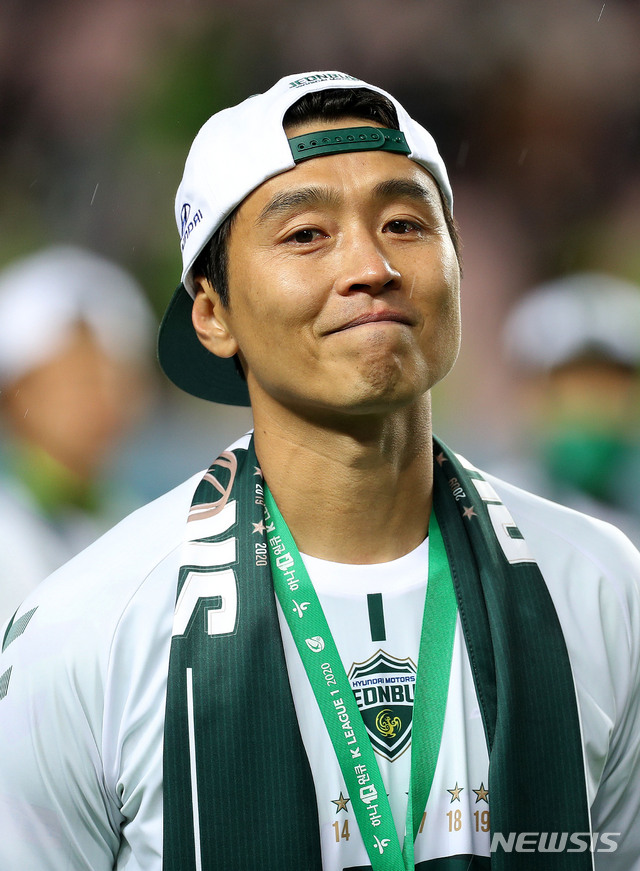 [전주=뉴시스]홍효식 기자 = 이동국이 1일 오후 전북 전주시 덕진구 전주월드컵경기장에서 열린 K리그 전북 현대모터스와 대구 FC의 경기를 마치고 은퇴식에서 눈물을 글썽이고 있다. 2020.11.01. yesphoto@newsis.com