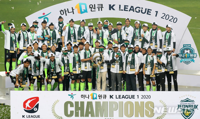 [전주=뉴시스]홍효식 기자 = 1일 오후 전북 전주시 덕진구 전주월드컵경기장에서 열린 K리그 전북 현대모터스와 대구 FC의 경기에서 승리한 전북 현대가 최초 4연패 및 8회 우승을 달성해 선수들이 트로피를 들고 기뻐하고 있다. 2020.11.01. yesphoto@newsis.com