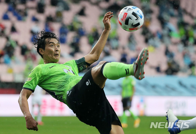 [전주=뉴시스]홍효식 기자 = 1일 오후 전북 전주시 덕진구 전주월드컵경기장에서 열린 K리그 전북 현대모터스와 대구 FC의 경기, 전북 이동국이 슛을 시도하고 있다. 2020.11.01. yesphoto@newsis.com