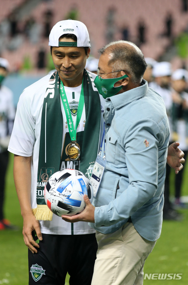 [전주=뉴시스]홍효식 기자 = 이동국이 1일 오후 전북 전주시 덕진구 전주월드컵경기장에서 열린 K리그 전북 현대모터스와 대구 FC의 경기를 마치고 은퇴식에서 정의선 현대그룹자동차 회장과 포옹하고 있다. 2020.11.01. yesphoto@newsis.com