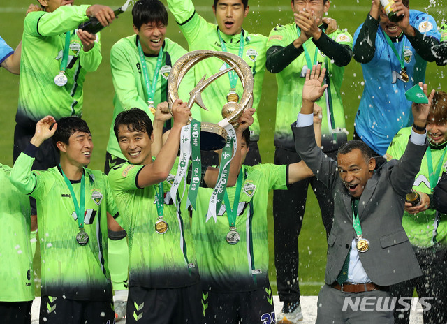 [전주=뉴시스]홍효식 기자 = 1일 오후 전북 전주시 덕진구 전주월드컵경기장에서 열린 K리그 전북 현대모터스와 대구 FC의 경기에서 승리한 전북 현대가 최초 4연패 및 8회 우승을 달성해 이동국과 조세 모라이스 감독 등 선수들이 기뻐하고 있다. 2020.11.01. yesphoto@newsis.com