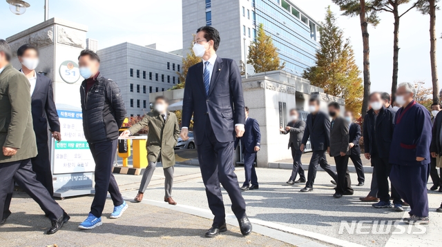 [청주=뉴시스] 조성현 기자 = 공직선거법 위반 등 혐의로 체포영장이 발부된 국회 더불어민주당 정정순(청주 상당) 의원이 31일 오전 청주지검에 조사를 받기 위해 출석하고 있다. 2020.10.31. jsh0128@newsis.com