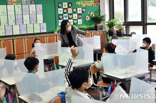 [부산=뉴시스] 부산지역 유·초·중·고교 및 특수학교 가운데 과대·과밀 학교를 제외한 모든 학교가 2일부터 전면 등교수업을 실시했다. 이날 오전 금정구 동현초등학교에서 학생들이 수업에 참여하고 있다. (사진=부산시교육청 제공). 2020.11.02. photo@newsis.com