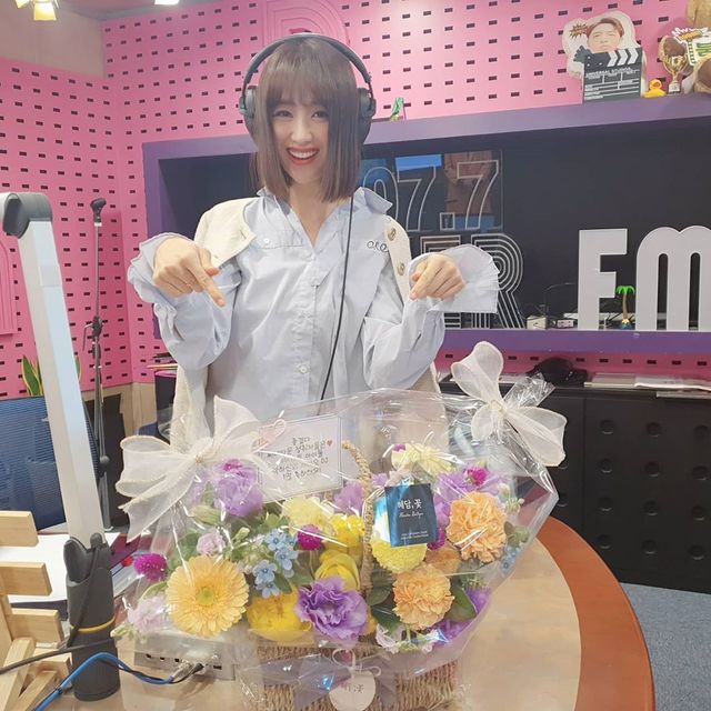 [서울=뉴시스] 배우 박하선이 2일 SBS 파워FM '씨네타운' DJ 신고식을 치렀다. (사진 = '박하선의 씨네타운' 인스타그램) 2020.11.02. photo@newsis.com