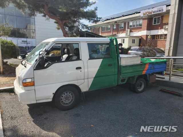 [남원=뉴시스]윤난슬 기자 = 만취 상태에서 고속도로 등을 질주하던 40대 남성을 경찰이 실탄을 쏘며 추격전을 벌인 끝에 검거했다. 사진은 검거된 차량 모습.(사진=전북경찰청 제공) 