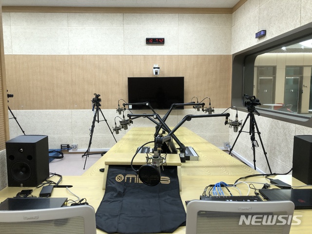 오는 5일 문을 여는 미디어센터 라디오 스튜디오 내부 전경.