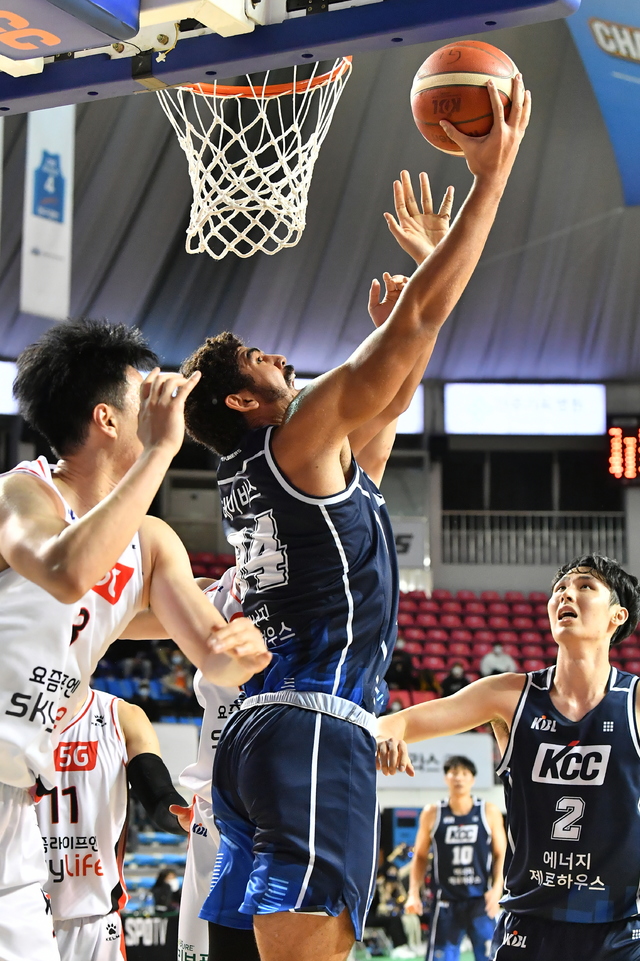 [서울=뉴시스] 프로농구 전주 KCC 외국인 선수 타일러 데이비스. (사진=KBL 제공)