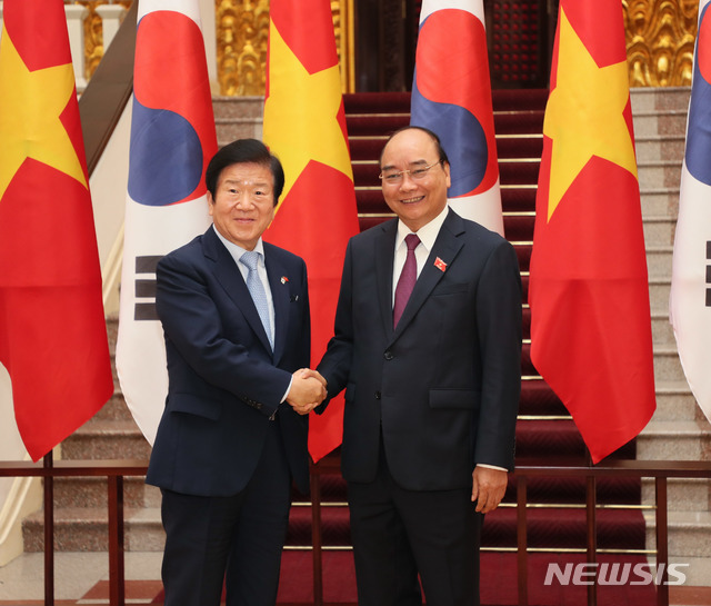 [하노이=뉴시스]베트남을 공식방문한 박병석 국회의장은 2일(현지시간) 하노이에 위치한 총리실에서 응우옌 쑤언 푹 총리와 면담을 가졌다. 2020.11.02. (사진=국회의장실 제공)   photo@newsis.com