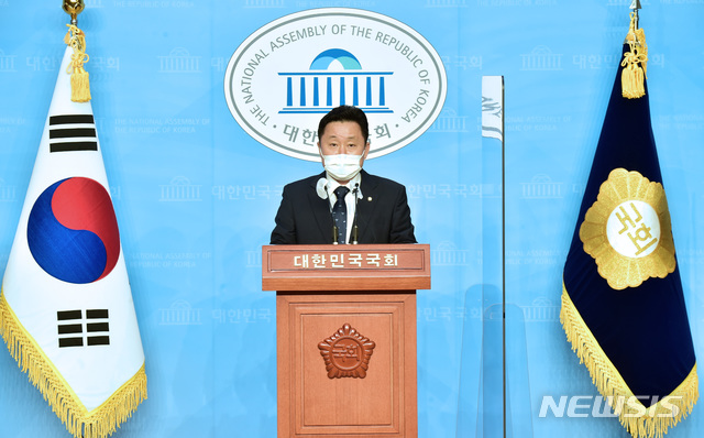 [서울=뉴시스]김선웅 기자 = 최인호수석대변인(의원)이 11일 서울 여의도 국회 소통관에서 더불어민주당 보궐당헌당규 개정 전당원 투표 결과를 브리핑하고 있다. 이날 민주당은 지난달 31일과 11월 1일 이틀간 권리당원 투표를 진행했고 투표 참여한 권리당원 86.64%가 당헌 개정 및 공천에 찬성, 내년 4월 서울·부산시장 보궐선거에서 후보를 내기로 결론지었다. (공동취재사진) 2020.11.02&nbsp; photo@newsis.com