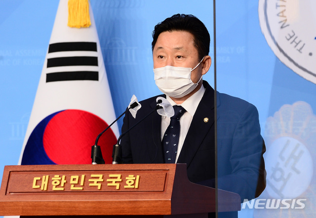 [서울=뉴시스]김선웅 기자 = 최인호 수석대변인(공동취재사진) 2020.11.02   photo@newsis.com