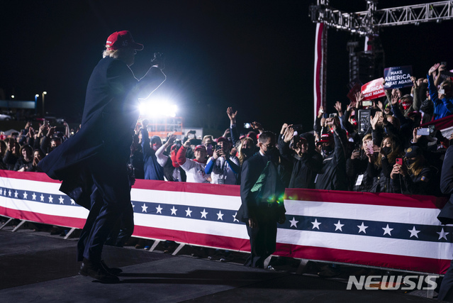 [히커리=AP/뉴시스]도널드 트럼프 미국 대통령이 1일(현지시간) 노스캐롤라이나 히커리 공항에서 유세 후 청중들을 향해 포즈를 취하고 있다. 2020.11.02. 