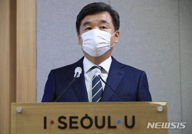 [서울=뉴시스] 박민석 기자 = 서정협 서울특별시장 권한대행이 2일 오전 서울 중구 서울특별시청 브리핑룸에서 열린 2021년도 예산안 기자설명회에 참석해 예산안 개요에 대해 설명하고 있다. 2020.11.02.&nbsp; mspark@newsis.com