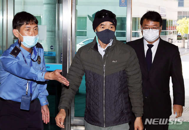 [인천=뉴시스] 이종철 기자 = 북한 피격으로 사망한 해양수산부 공무원 이모(47)씨의 형 이래진 씨가 2일 오전 인천시 연수구 해양경찰청을 찾아 김홍희 해양경찰청장에게 정보공개청구를 구두로 요청하기 위해 청장실로 향하고 있다. 2020.11.02.&nbsp; jc4321@newsis.com