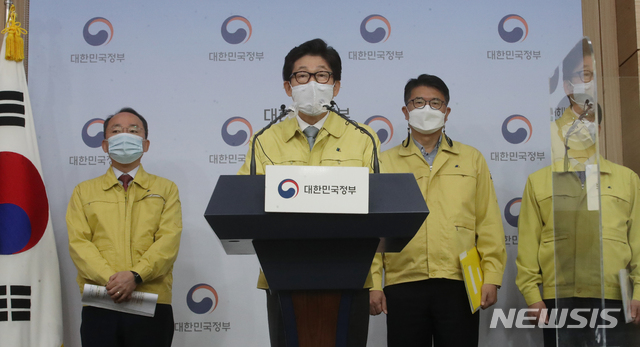 [서울=뉴시스]김명원 기자 = 조명래 환경부 장관이 2일 오전 서울 종로구 정부서울청사 별관 브리핑실에서 국무조정실, 행정안전부, 산업통상자원부, 보건복지부, 국토교통부 등 관계부처와 함께 제2차 미세먼지 계절관리제 시행에 앞서 '국민 여러분께 드리는 말씀'을 발표하고 있다. 2020.11.02.&nbsp; kmx1105@newsis.com