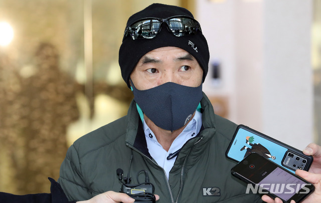 [인천=뉴시스] 이종철 기자 = 북한 피격으로 사망한 해양수산부 공무원 이모(47)씨의 형 이래진 씨가 2일 오전 인천시 연수구 해양경찰청을 찾아 김홍희 해양경찰청장을 면담한뒤 기자들의 질문에 답하고 있다. 2020.11.02.&nbsp; jc4321@newsis.com
