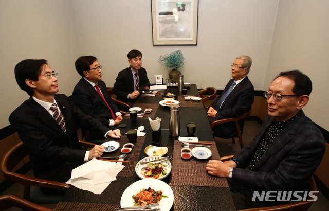 [서울=뉴시스]김선웅 기자 = 국민의힘 김종인 비상대책위원장과 부산지역 중진의원들이 2일 오후 서울 여의도 한 식당에서 오찬을 갖고 있다. 왼쪽 안에서부터 하태경, 서병수, 조경태, 김도읍 의원, 김종인 비대위원장. (공동취재사진) 2020.11.02&nbsp; photo@newsis.com