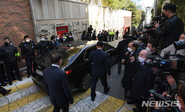 [서울=뉴시스]최진석 기자 = 횡령 및 뇌물수수 혐의로 징역 17년형을 확정받은 이명박 전 대통령이 2일 서울 강남구 논현동 자택에서 서울중앙지검에 출석하기 위해 나서고 있다. 이 전 대통령은 검찰 출석 후 동부구치소로 재수감 된다. (공동취재사진) 2020.11.02. photo@newsis.com